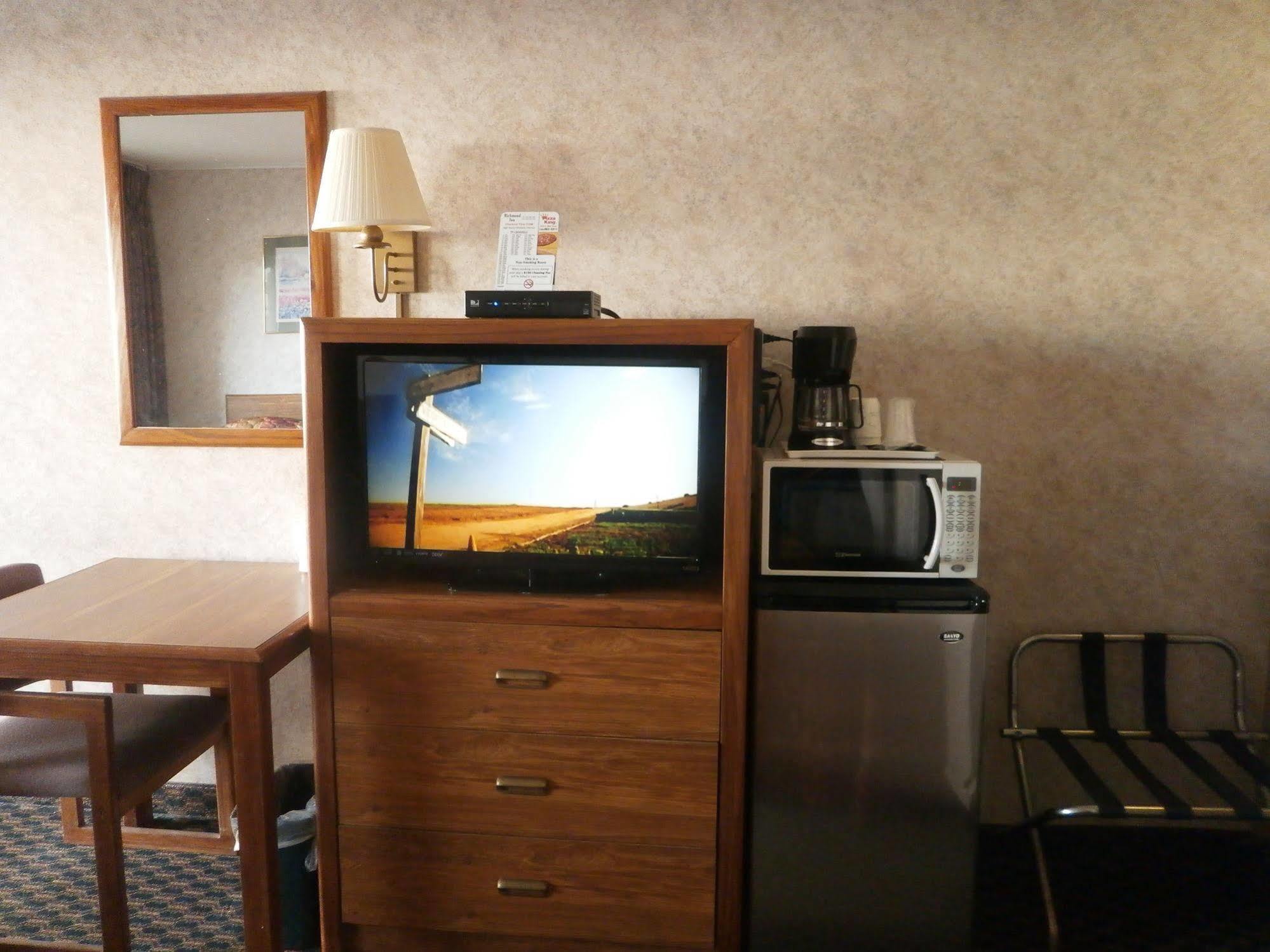 Richmond Inn And Suites Экстерьер фото