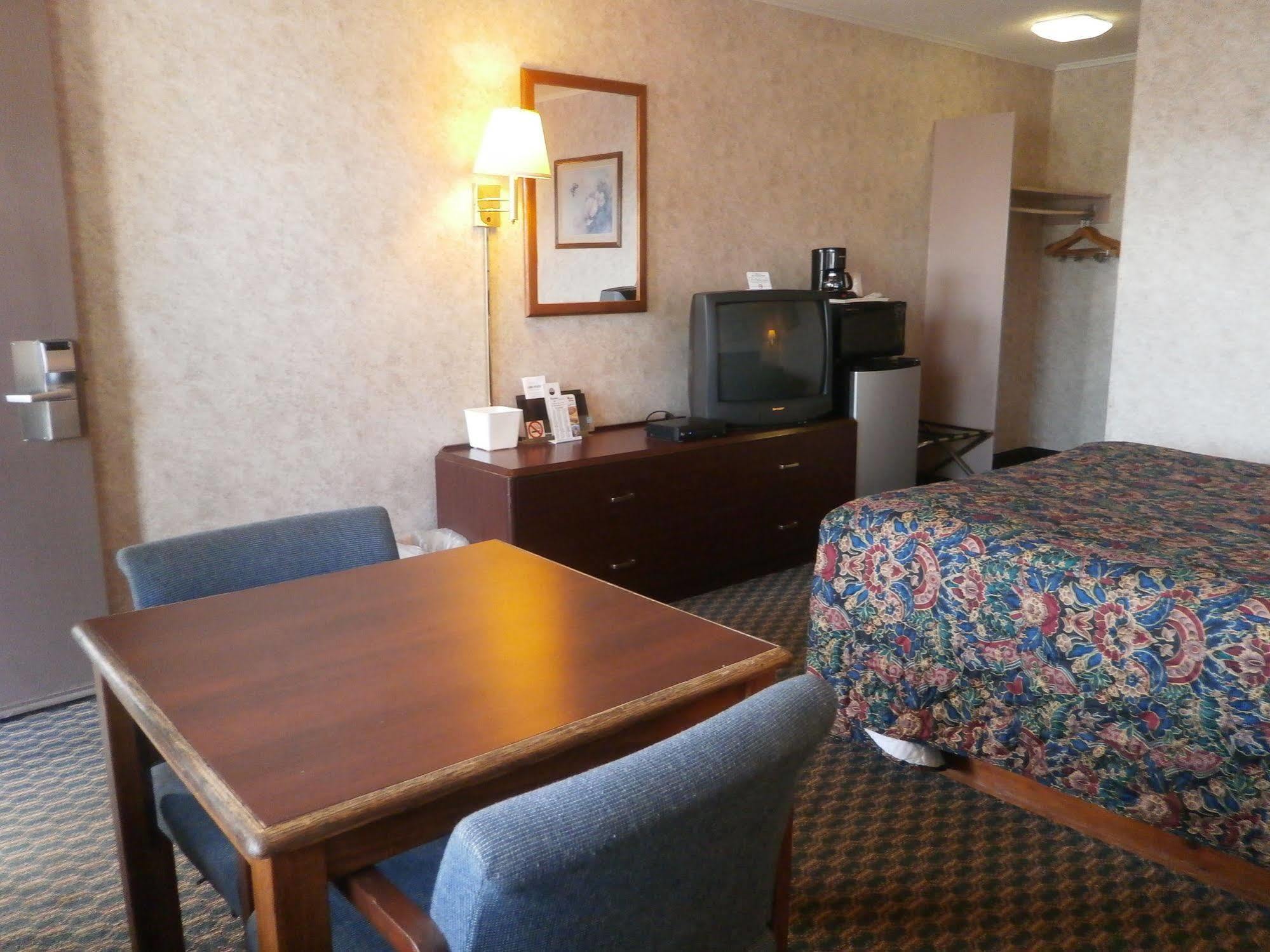 Richmond Inn And Suites Экстерьер фото